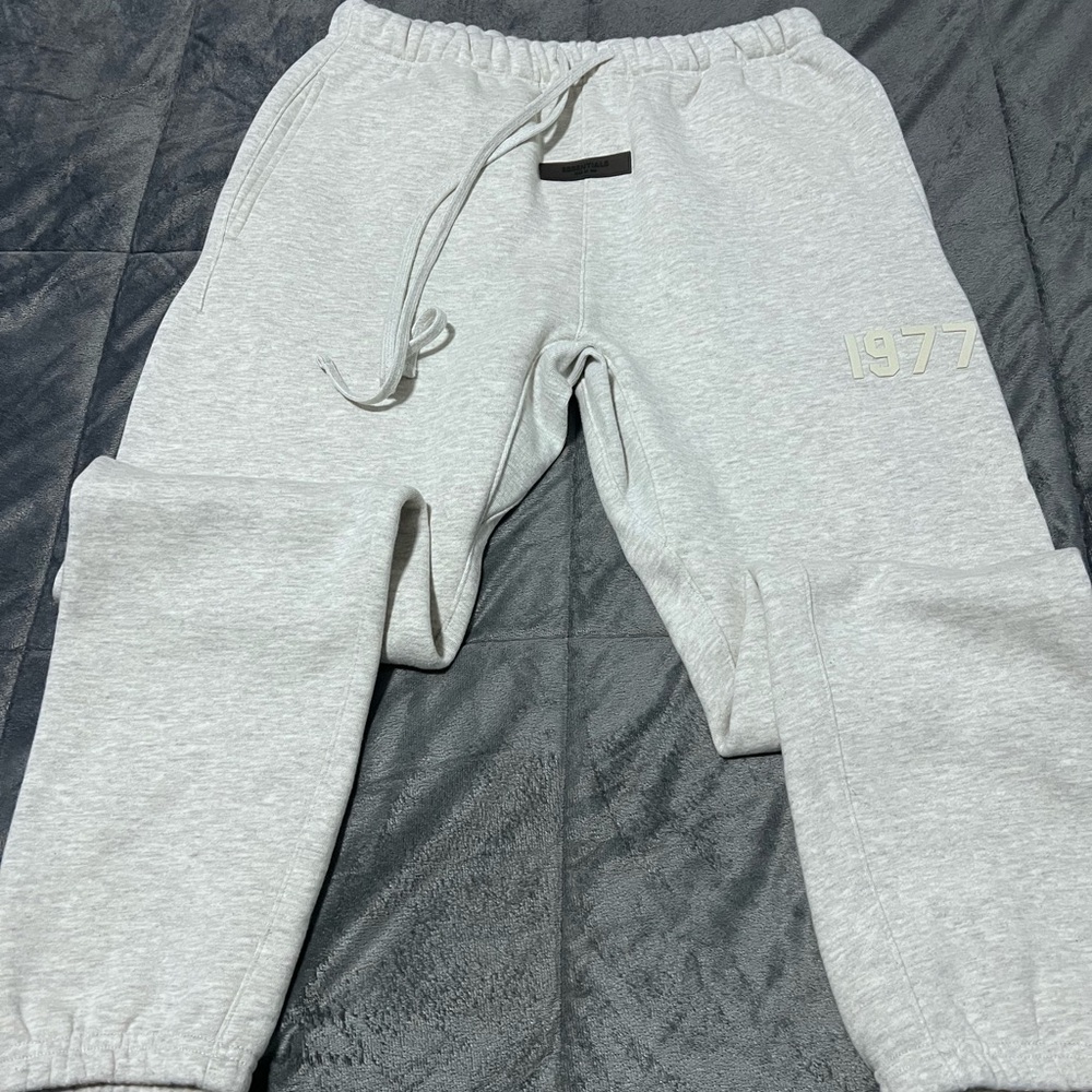 Essentials “1977” sweatpants in wheat